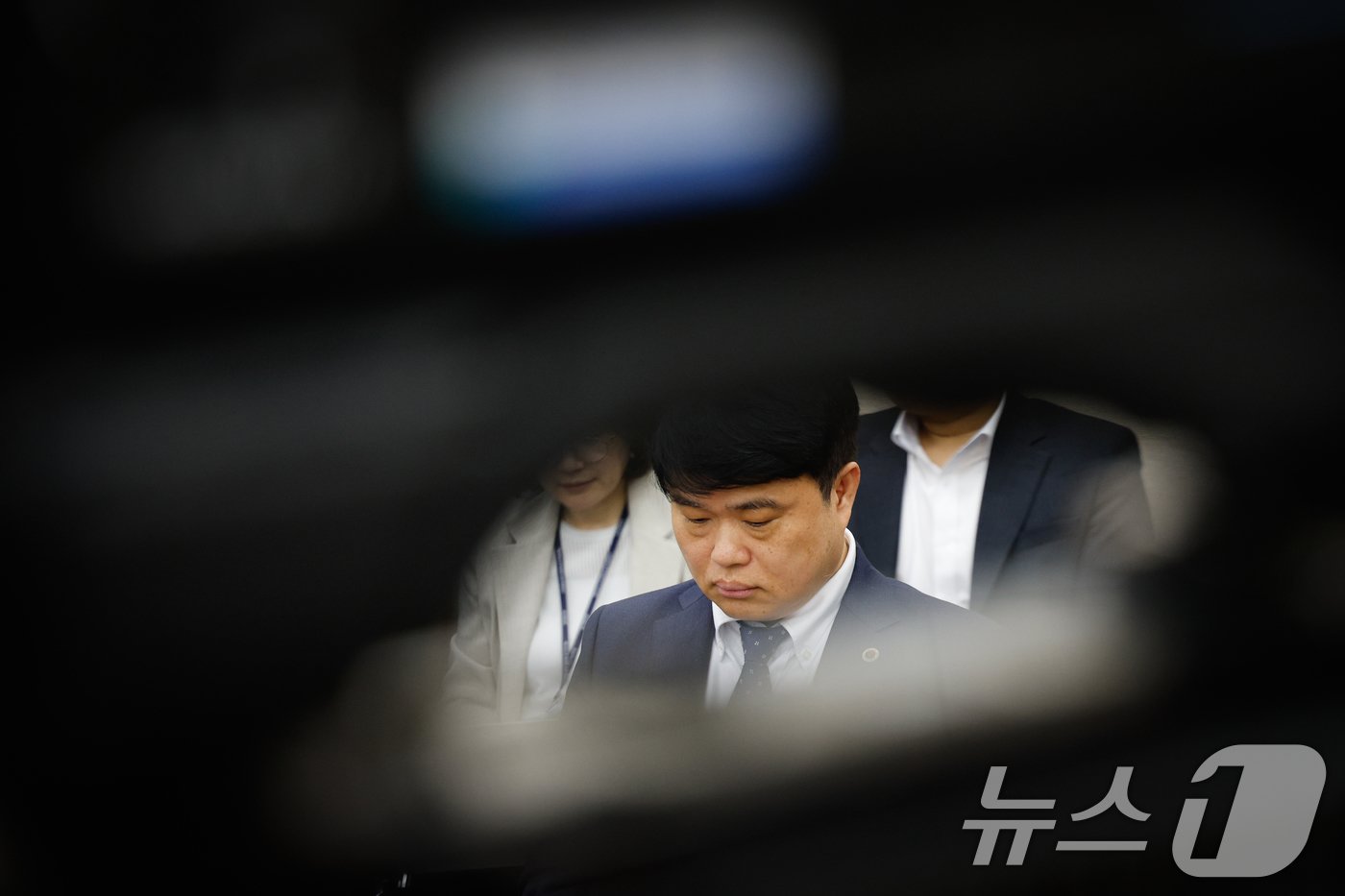 본문 이미지 - 임현택 대한의사협회 회장이 26일 오전 서울 여의도 국회 보건복지위원회 전체회의장에서 열린 의료계 비상상황 관련 청문회에 출석해 생각에 잠겨 있다. 2024.6.26/뉴스1 ⓒ News1 안은나 기자