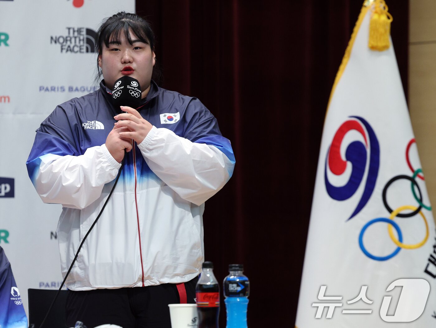 본문 이미지 - 역도 국가대표 박혜정 선수가 26일 오전 충북 진천군 광혜원면 선수촌로 진천국가대표선수촌 챔피언하우스 대강당에서 열린 2024 파리하계올림픽 D-30 미디어데이에서 취재진의 질문에 답하고 있다. 2024.6.26/뉴스1 ⓒ News1 박정호 기자