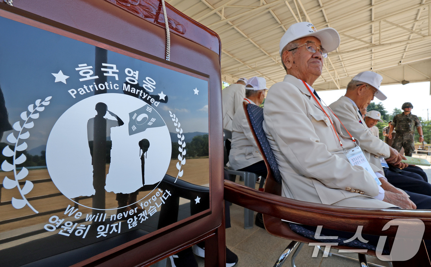 (남양주=뉴스1) 장수영 기자 = 26일 오전 경기 남양주시 육군 제7포병여단에서 열린 6·25전쟁 참전용사 초청행사에 순국선열을 위한 빈 자리가 놓여져 있다. 2024.6.26/ …