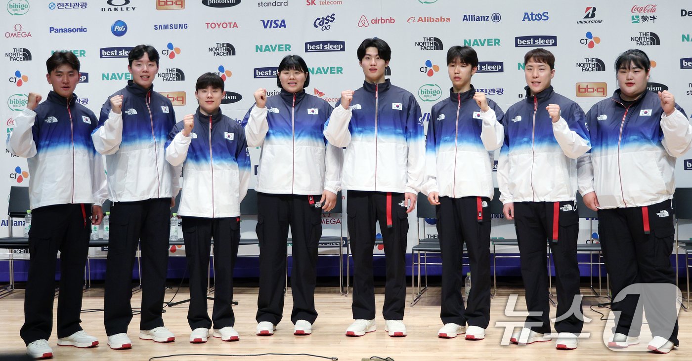 본문 이미지 - 26일 오전 충북 진천군 광혜원면 선수촌로 진천국가대표선수촌 챔피언하우스 대강당에서 열린 2024 파리하계올림픽 D-30 미디어데이에서 양궁 김제덕(왼쪽부터), 배드민턴 서승재, 체조 김한솔, 유도 김하윤, 수영 황선우, 태권도 박태준, 탁구 임종훈, 역도 박혜정 선수가 파이팅을 외치고 있다. 2024.6.26/뉴스1 ⓒ News1 박정호 기자