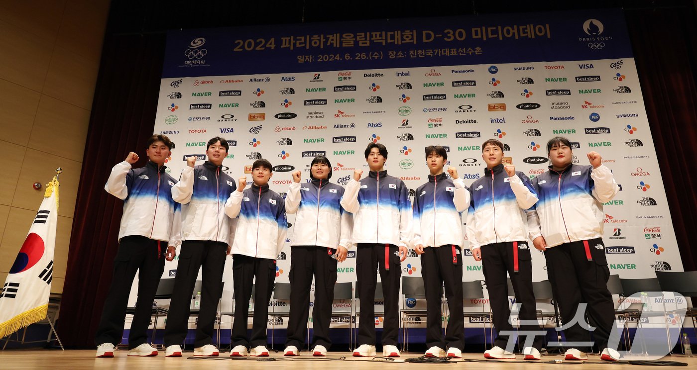 26일 오전 충북 진천군 광혜원면 선수촌로 진천국가대표선수촌 챔피언하우스 대강당에서 열린 2024 파리하계올림픽 D-30 미디어데이에서 양궁 김제덕&#40;왼쪽부터&#41;, 배드민턴 서승재, 체조 김한솔, 유도 김하윤, 수영 황선우, 태권도 박태준, 탁구 임종훈, 역도 박혜정 선수가 파이팅을 외치고 있다. 2024.6.26/뉴스1 ⓒ News1 이동해 기자