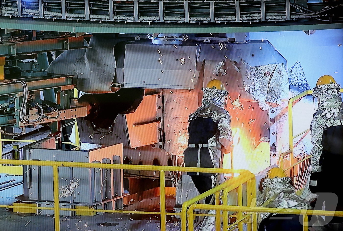 본문 이미지 - 포스코의 전기용융로(ESF) 시험설비에서 쇳물이 출선되고 있는 모습(포스코 제공)ⓒ News1 박종홍 기자