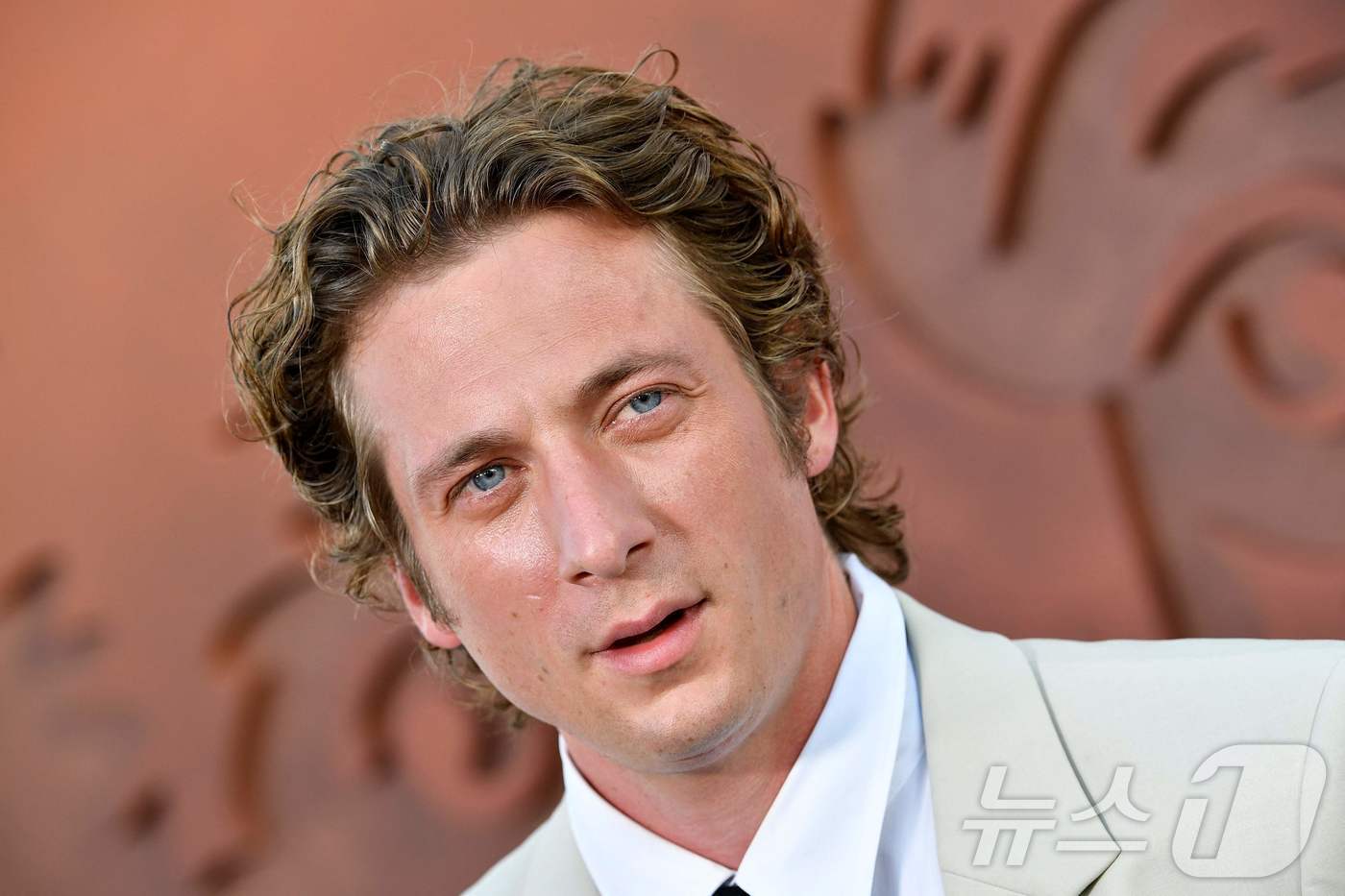 (헐리우드 AFP=뉴스1) 임여익기자 = 메국 배우 제레미 앨런 화이트가 25일 헐리우드 엘캐피탄 극장에서 열린 '더 베어' 시즌 3 시사회에 참석헸다.  화이트는 FX 프로덕션 …