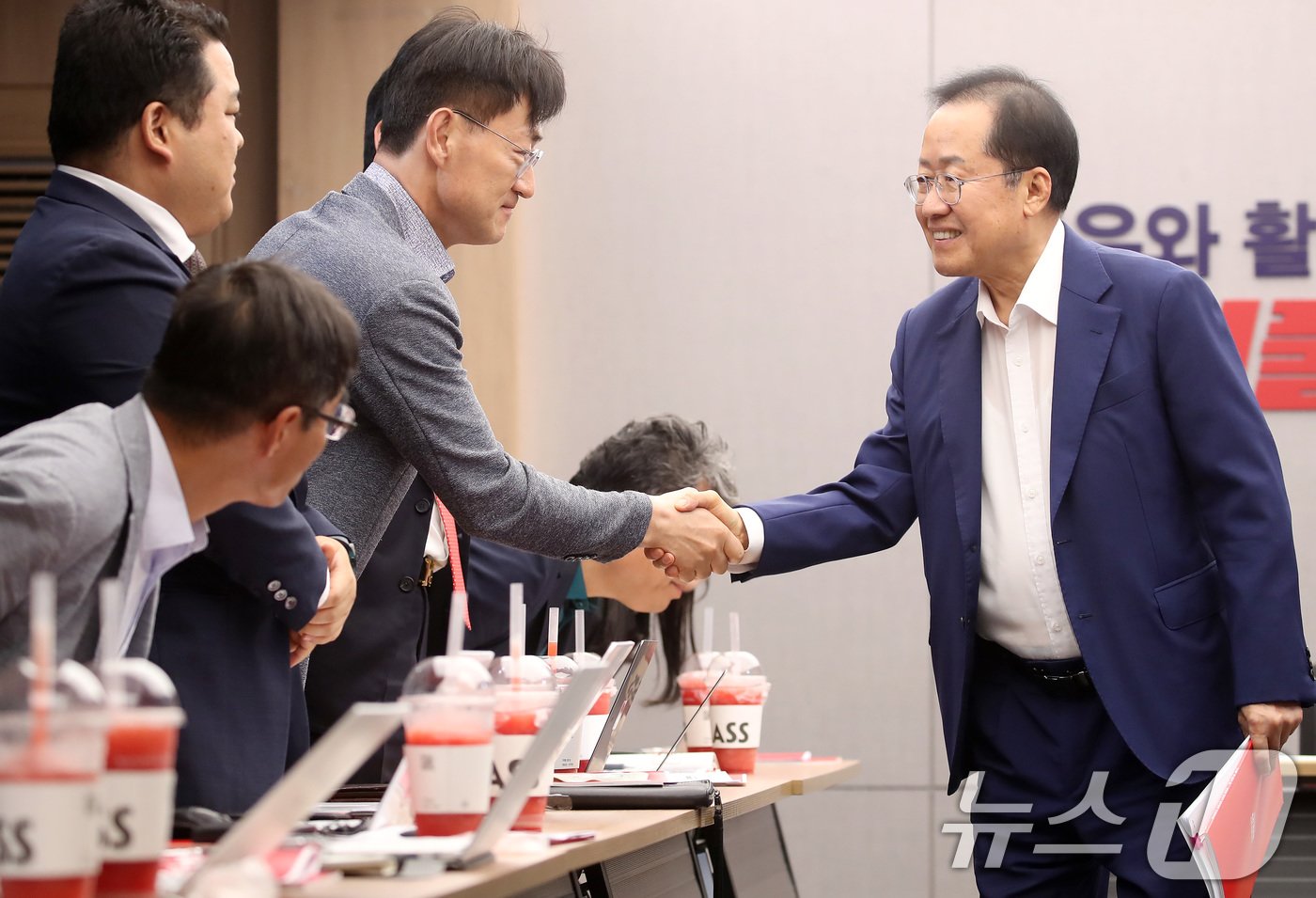 본문 이미지 - 홍준표 대구시장이 26일 오후 대구시청 산격청사 대회의실에서 열린 민선8기 2주년 기자회견에 참석해 출입기자들과 인사 나누고 있다. 2024.6.26/뉴스1 ⓒ News1 공정식 기자