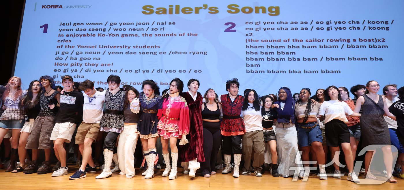 본문 이미지 - 26일 오후 서울 성북구 고려대학교 인촌기념관 강당에서 열린 2024 국제하계대학(ISC) 입학식 및 오리엔테이션에 참석한 외국인 학생들이 고려대 응원을 배우고 있다. 2024.6.26/뉴스1 ⓒ News1 김진환 기자