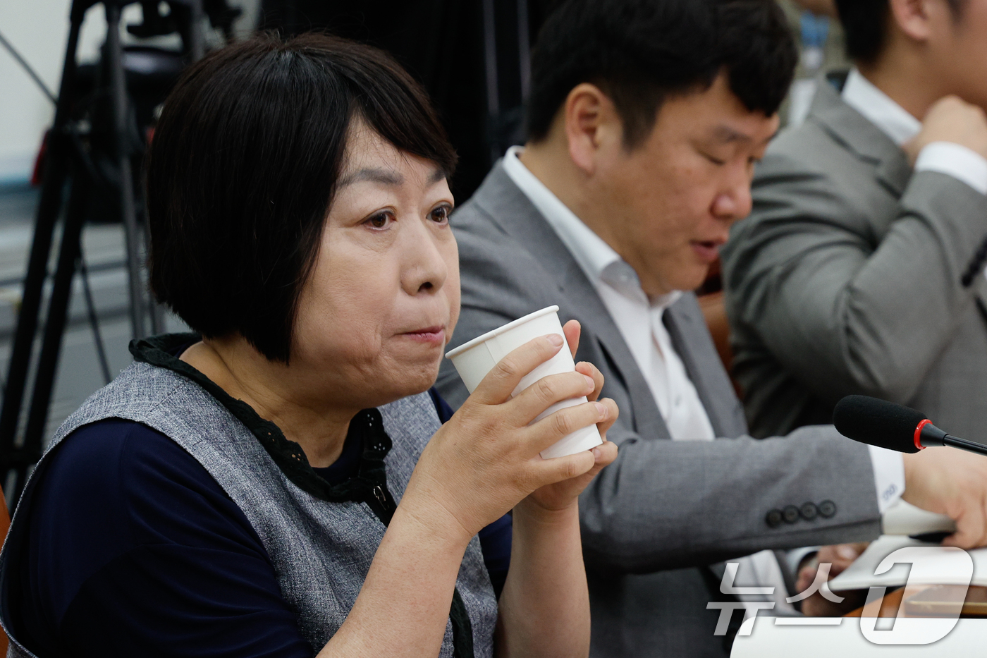 (서울=뉴스1) 안은나 기자 = 이화영 전 경기도 평화부지사의 배우자인 백정화 씨가 26일 서울 여의도 국회에서 더불어민주당 정치검찰사건조작특별대책단 주최로 열린 '정치검찰 사건조 …