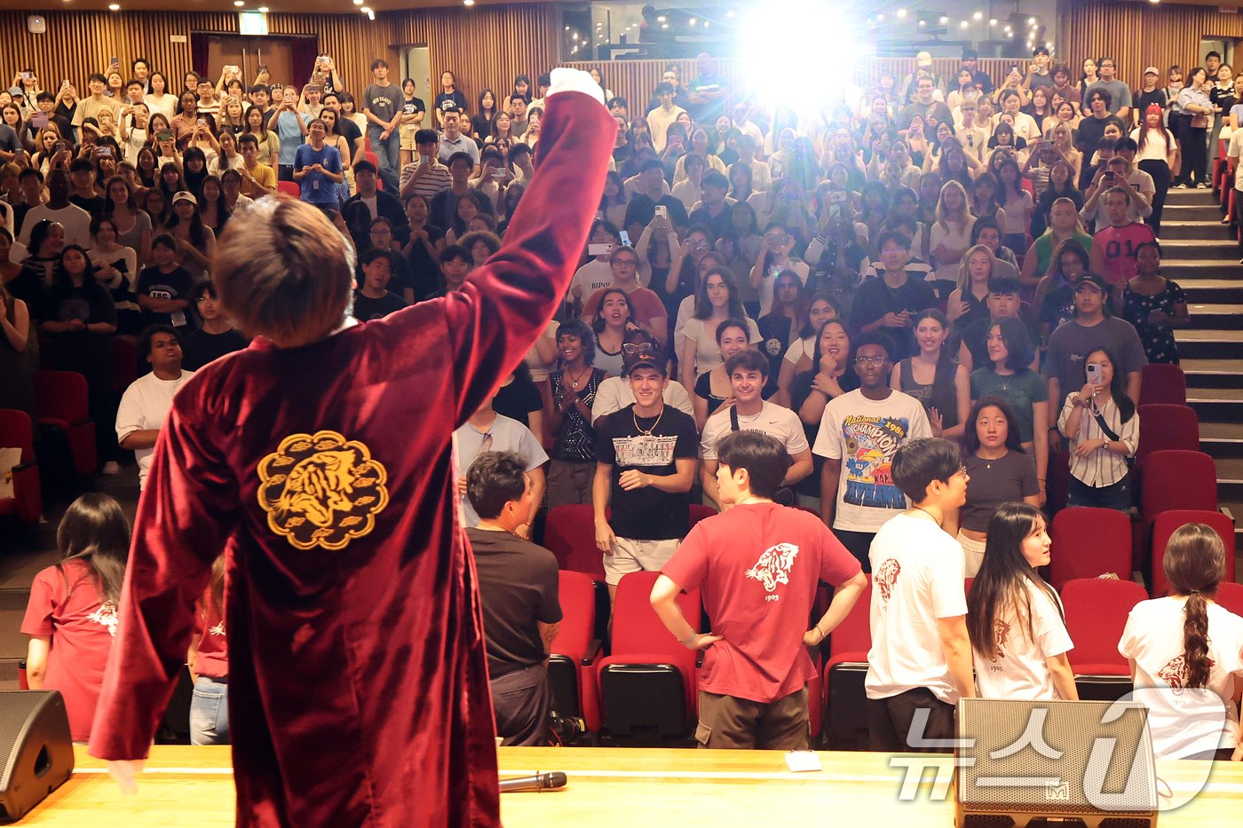 본문 이미지 - 26일 오후 서울 성북구 고려대학교 인촌기념관 강당에서 열린 2024 국제하계대학(ISC) 입학식 및 오리엔테이션에 참석한 외국인 학생들이 고려대 응원을 배우고 있다. 2024.6.26/뉴스1 ⓒ News1 김진환 기자