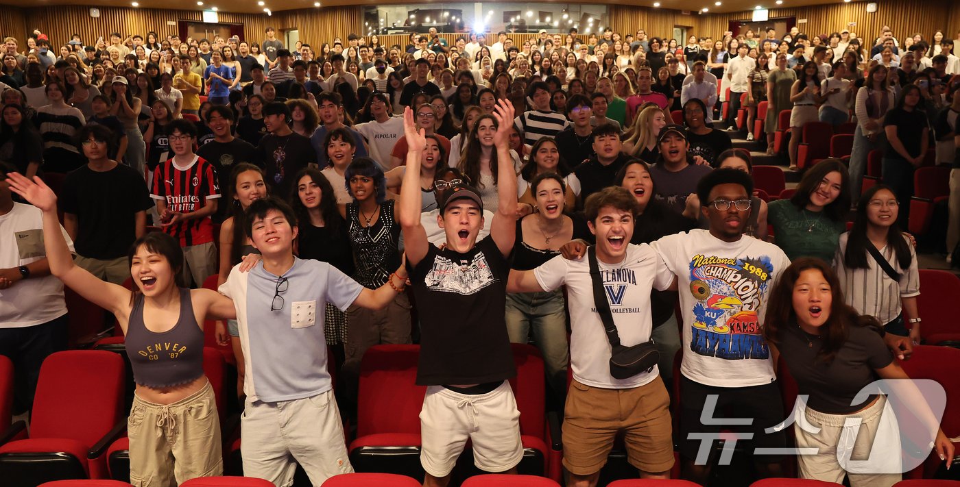 본문 이미지 - 26일 오후 서울 성북구 고려대학교 인촌기념관 강당에서 열린 2024 국제하계대학(ISC) 입학식 및 오리엔테이션에 참석한 외국인 학생들이 고려대 응원을 배우고 있다. 2024.6.26/뉴스1 ⓒ News1 김진환 기자