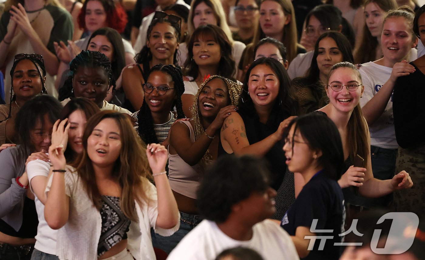 본문 이미지 - 26일 오후 서울 성북구 고려대학교 인촌기념관 강당에서 열린 2024 국제하계대학(ISC) 입학식 및 오리엔테이션에 참석한 외국인 학생들이 고려대 응원을 배우고 있다. 2024.6.26/뉴스1 ⓒ News1 김진환 기자