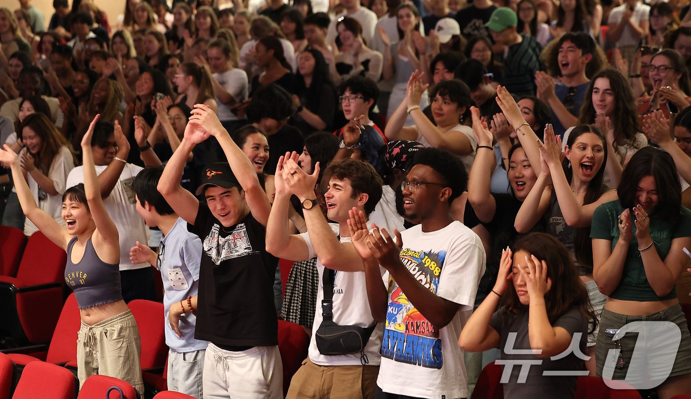 본문 이미지 - 26일 오후 서울 성북구 고려대학교 인촌기념관 강당에서 열린 2024 국제하계대학(ISC) 입학식 및 오리엔테이션에 참석한 외국인 학생들이 고려대 응원을 배우고 있다. 2024.6.26/뉴스1 ⓒ News1 김진환 기자