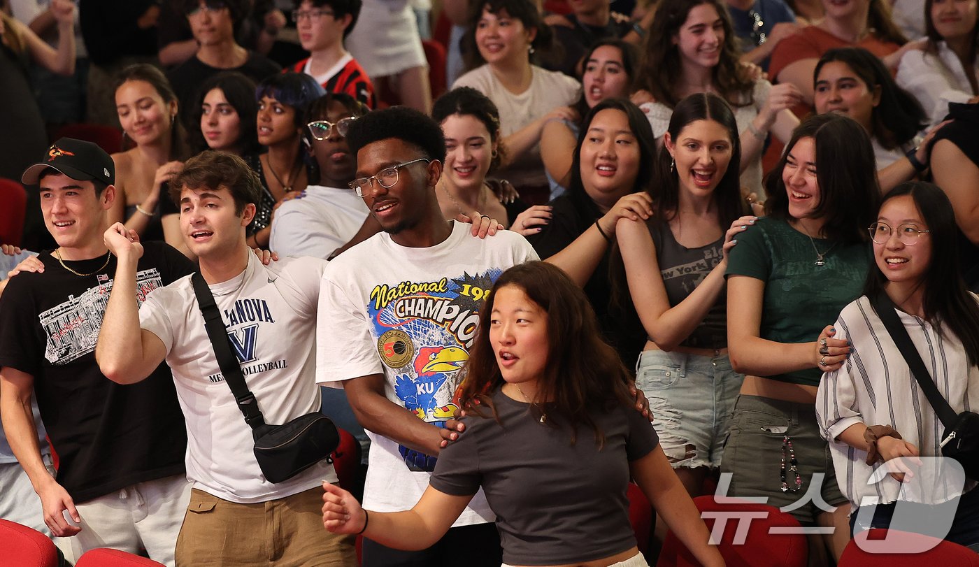 본문 이미지 - 26일 오후 서울 성북구 고려대학교 인촌기념관 강당에서 열린 2024 국제하계대학(ISC) 입학식 및 오리엔테이션에 참석한 외국인 학생들이 고려대 응원을 배우고 있다. 2024.6.26/뉴스1 ⓒ News1 김진환 기자