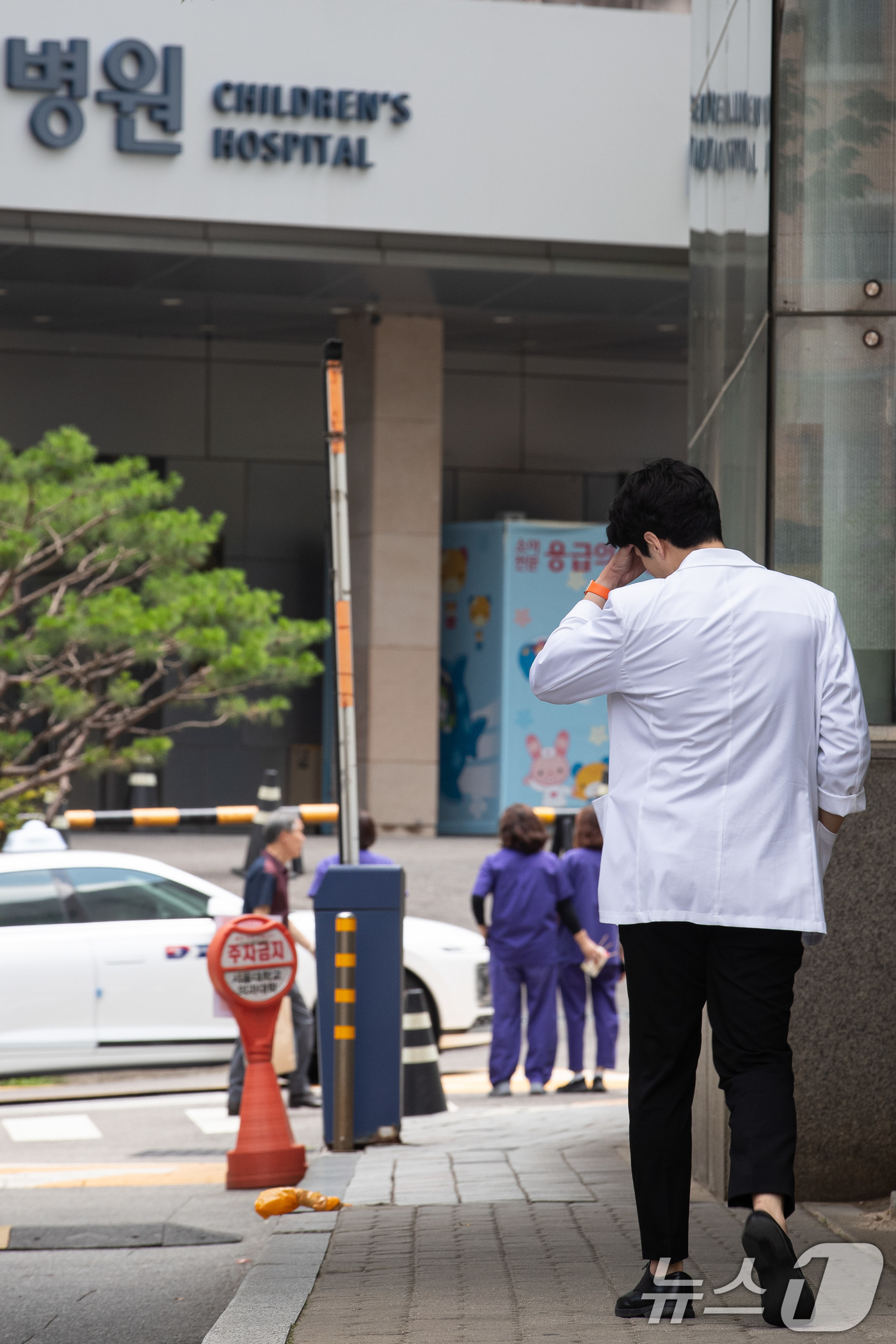 (서울=뉴스1) 유승관 기자 = 26일 서울시내 한 대학병원에서 의료진이 이동하고 있다.조규홍 보건복지부 장관은 전날(25일) 열린 '의사 집단행동 중앙재난안전대책본부'(중대본) …