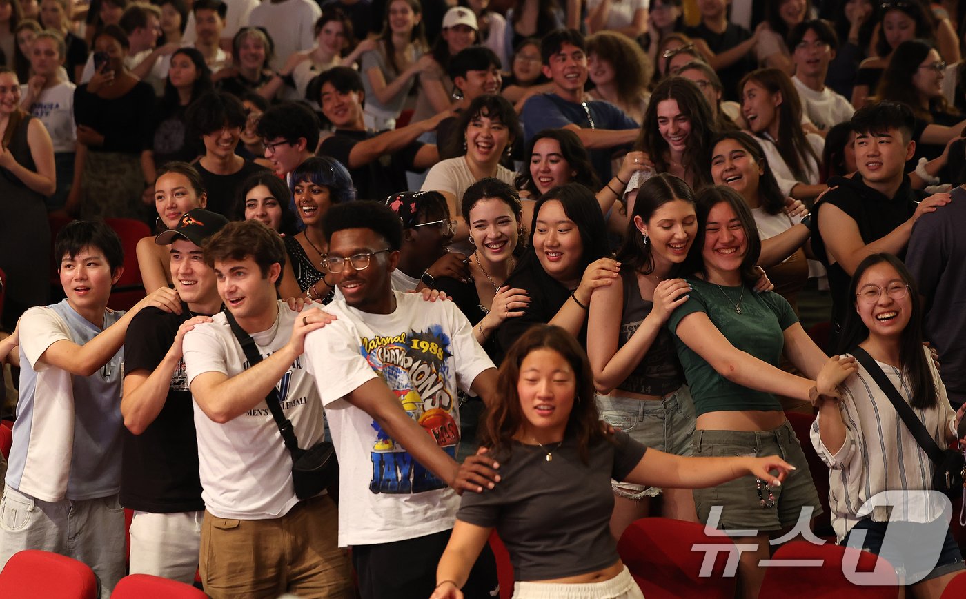 본문 이미지 - 26일 오후 서울 성북구 고려대학교 인촌기념관 강당에서 열린 2024 국제하계대학(ISC) 입학식 및 오리엔테이션에 참석한 외국인 학생들이 고려대 응원을 배우고 있다. 2024.6.26/뉴스1 ⓒ News1 김진환 기자