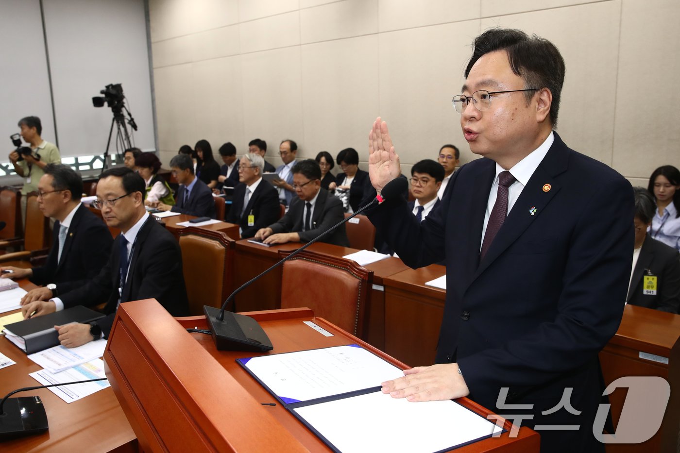 조규홍 보건복지부 장관이 26일 오후 서울 여의도 국회 보건복지위원회 전체회의장에서 열린 의료계 비상상황 관련 청문회에 출석해 선서를 하고 있다. 2024.6.26/뉴스1 ⓒ News1 이광호 기자