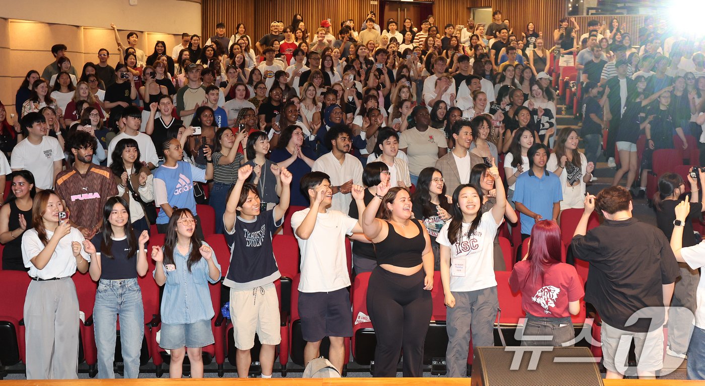 본문 이미지 - 26일 오후 서울 성북구 고려대학교 인촌기념관 강당에서 열린 2024 국제하계대학(ISC) 입학식 및 오리엔테이션에 참석한 외국인 학생들이 고려대 응원을 배우고 있다. 2024.6.26/뉴스1 ⓒ News1 김진환 기자