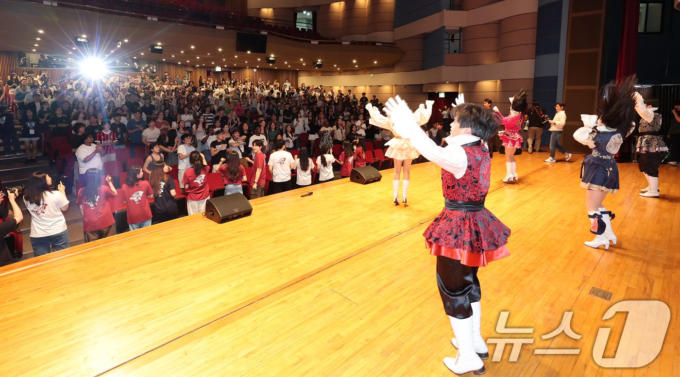 본문 이미지 - 26일 오후 서울 성북구 고려대학교 인촌기념관 강당에서 열린 2024 국제하계대학(ISC) 입학식 및 오리엔테이션에 참석한 외국인 학생들이 고려대 응원을 배우고 있다. 2024.6.26/뉴스1 ⓒ News1 김진환 기자