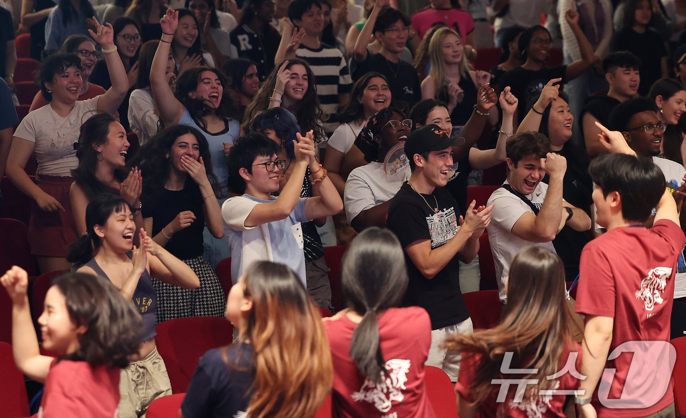 본문 이미지 - 26일 오후 서울 성북구 고려대학교 인촌기념관 강당에서 열린 2024 국제하계대학(ISC) 입학식 및 오리엔테이션에 참석한 외국인 학생들이 고려대 응원을 배우고 있다. 2024.6.26/뉴스1 ⓒ News1 김진환 기자