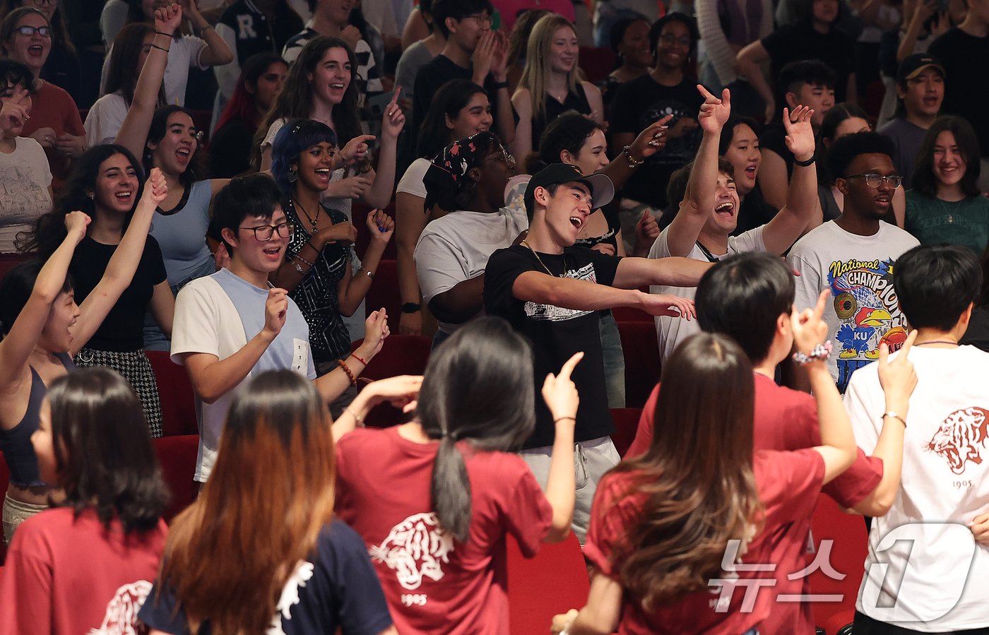 본문 이미지 - 26일 오후 서울 성북구 고려대학교 인촌기념관 강당에서 열린 2024 국제하계대학(ISC) 입학식 및 오리엔테이션에 참석한 외국인 학생들이 고려대 응원을 배우고 있다. 2024.6.26/뉴스1 ⓒ News1 김진환 기자