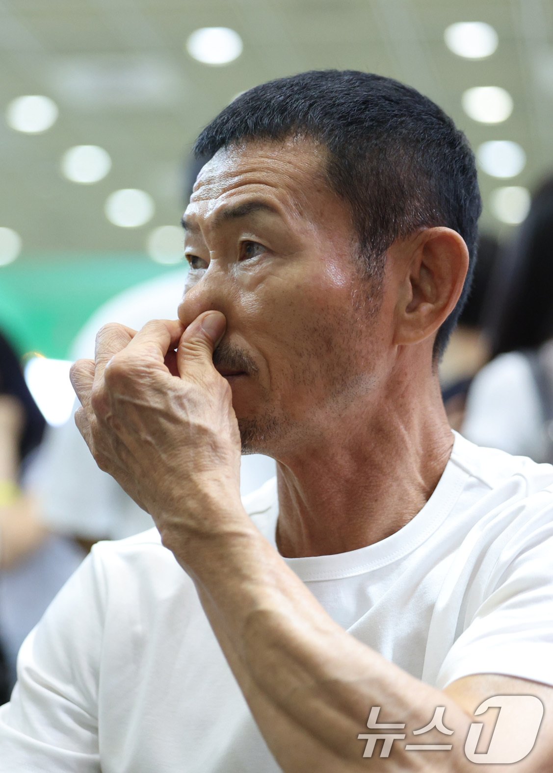 축구선수 손흥민의 아버지인 손웅정 SON축구아카데미 감독이 26일 서울 강남구 코엑스에서 열린 2024 서울국제도서전에서 사인회를 하고 있다. 2024.6.26/뉴스1 ⓒ News1 신웅수 기자