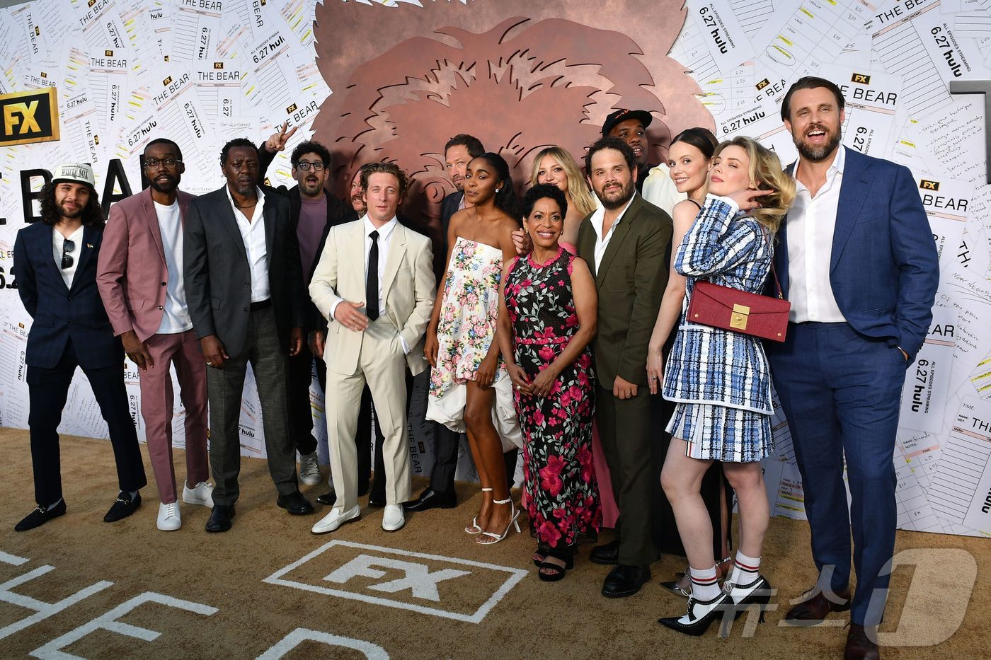 (헐리우드 AFP=뉴스1) 임여익기자 = 인기 코미디물 '더 베어' 시즌 3 개막 시사회가 25일 헐리우드 엘캐피탄 극장에서 열린 가운데 다시 모인 출연진들이 포토존에서 단체 사진 …