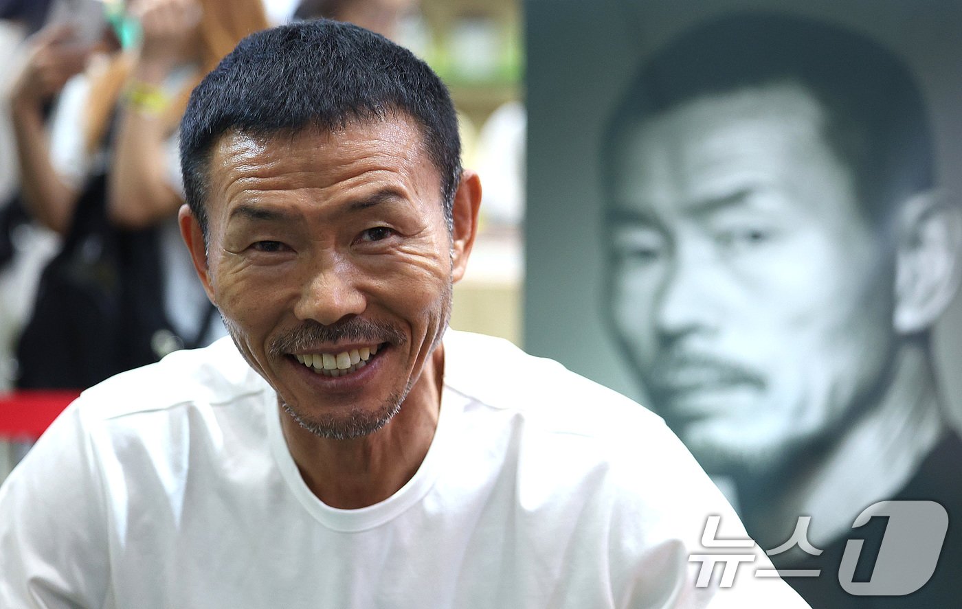 본문 이미지 - 축구선수 손흥민의 아버지인 손웅정 SON축구아카데미 감독이 26일 서울 강남구 코엑스에서 열린 2024 서울국제도서전에서 사인회를 하고 있다.  2024.6.26/뉴스1 ⓒ News1 신웅수 기자