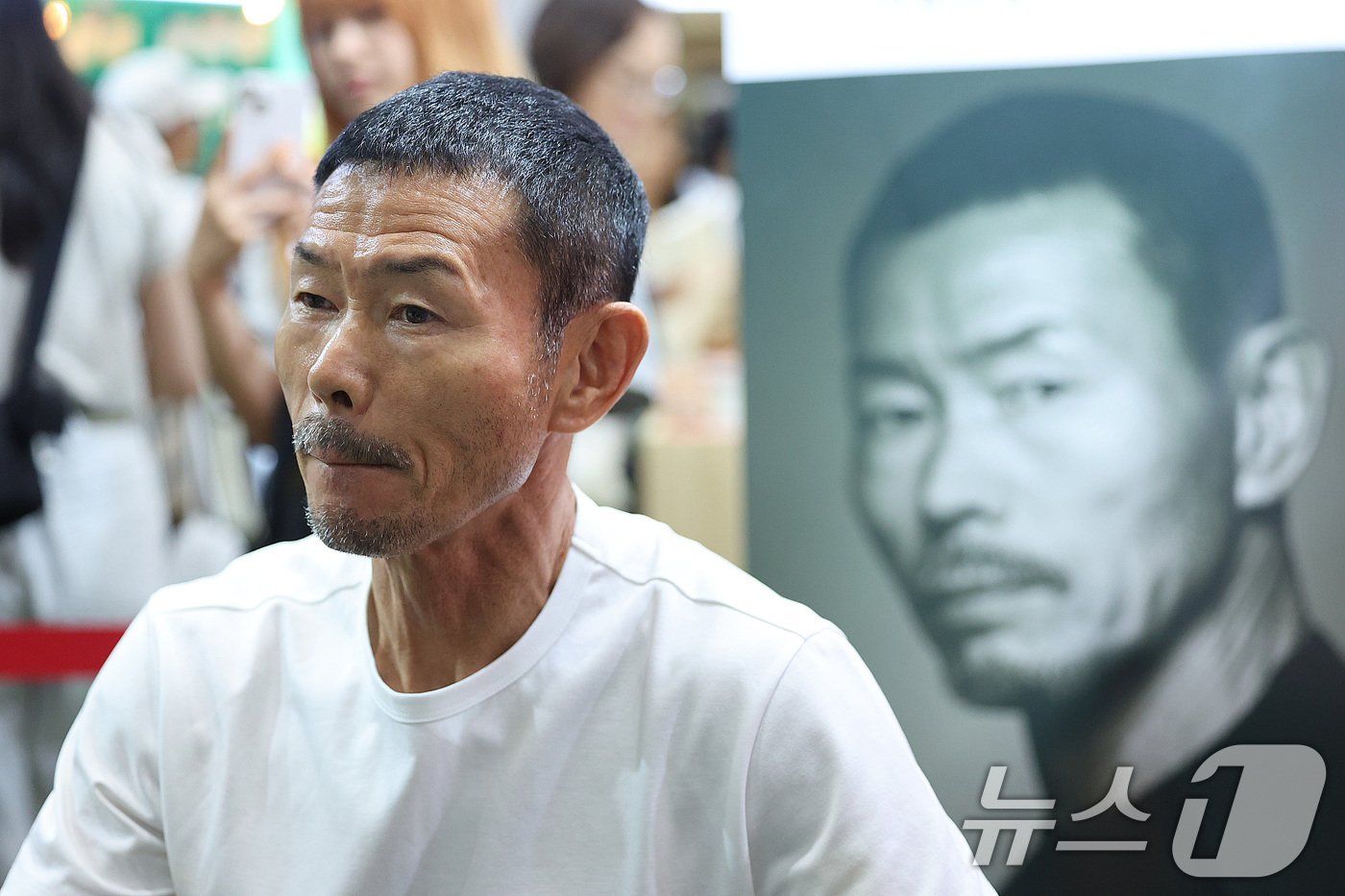 축구선수 손흥민의 아버지인 손웅정 SON축구아카데미 감독이 26일 서울 강남구 코엑스에서 열린 2024 서울국제도서전에서 사인회를 하고 있다. 손 감독은 소속 유소년 선수에 대한 욕설과 체벌 등 아동학대 혐의로 검찰 조사를 받고 있다. 2024.6.26/뉴스1 ⓒ News1 신웅수 기자