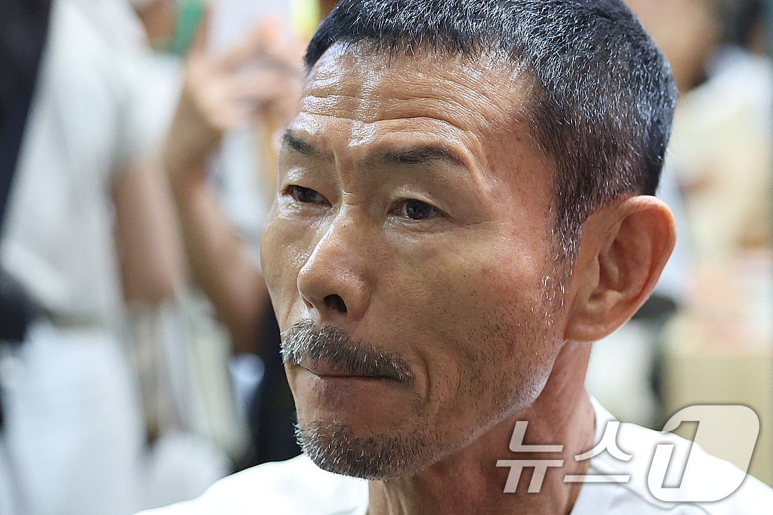 본문 이미지 - 축구선수 손흥민의 아버지인 손웅정 SON축구아카데미 감독이 26일 서울 강남구 코엑스에서 열린 2024 서울국제도서전에서 사인회를 하고 있다.  2024.6.26/뉴스1 ⓒ News1 신웅수 기자