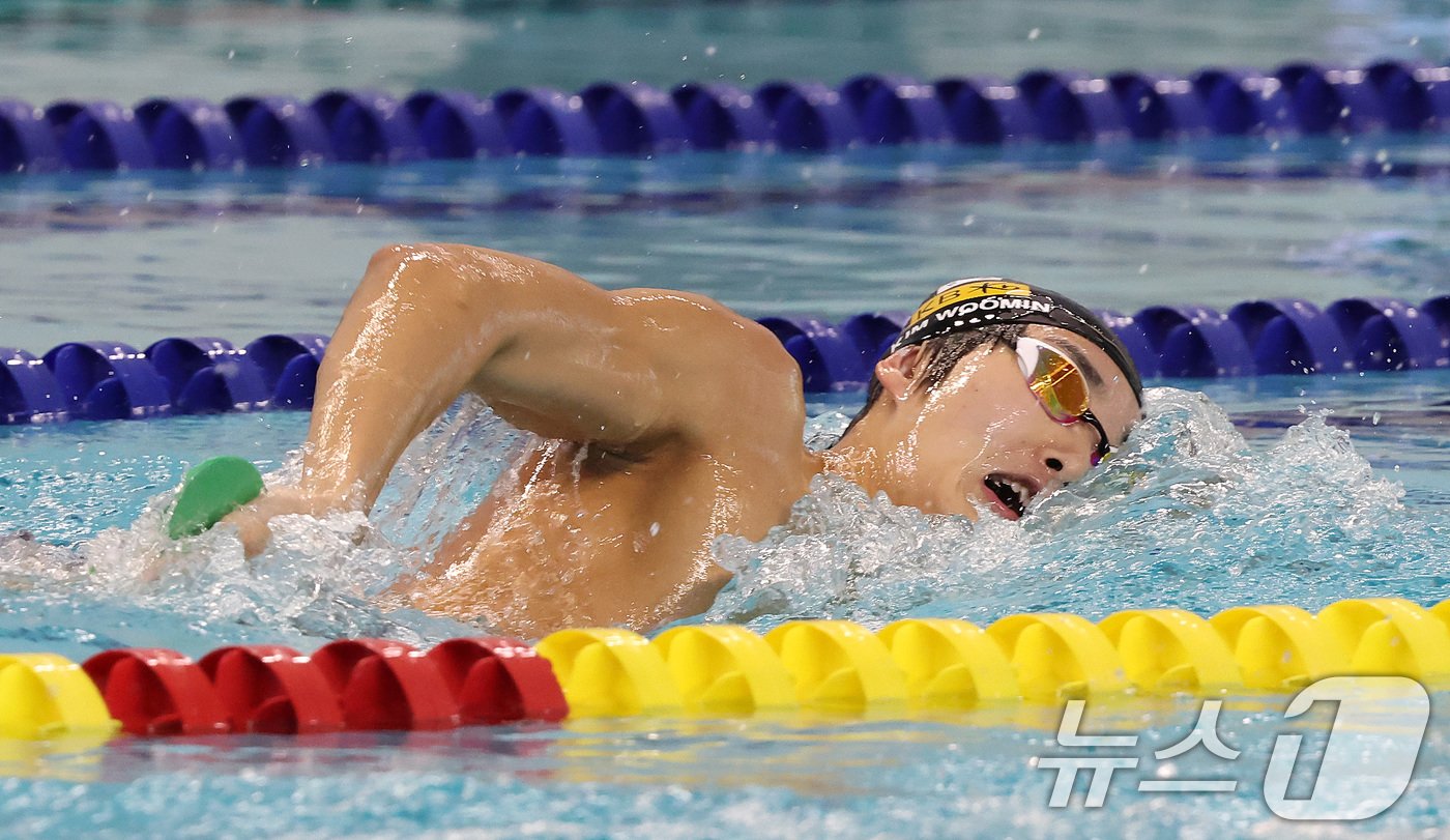 본문 이미지 - 수영 김우민이 2024 파리하계올림픽을 30일 앞둔 26일 오후 충북 진천군 진천국가대표선수촌에서 구슬땀을 흘리며 훈련을 하고 있다. 2024.6.26/뉴스1 ⓒ News1 이동해 기자