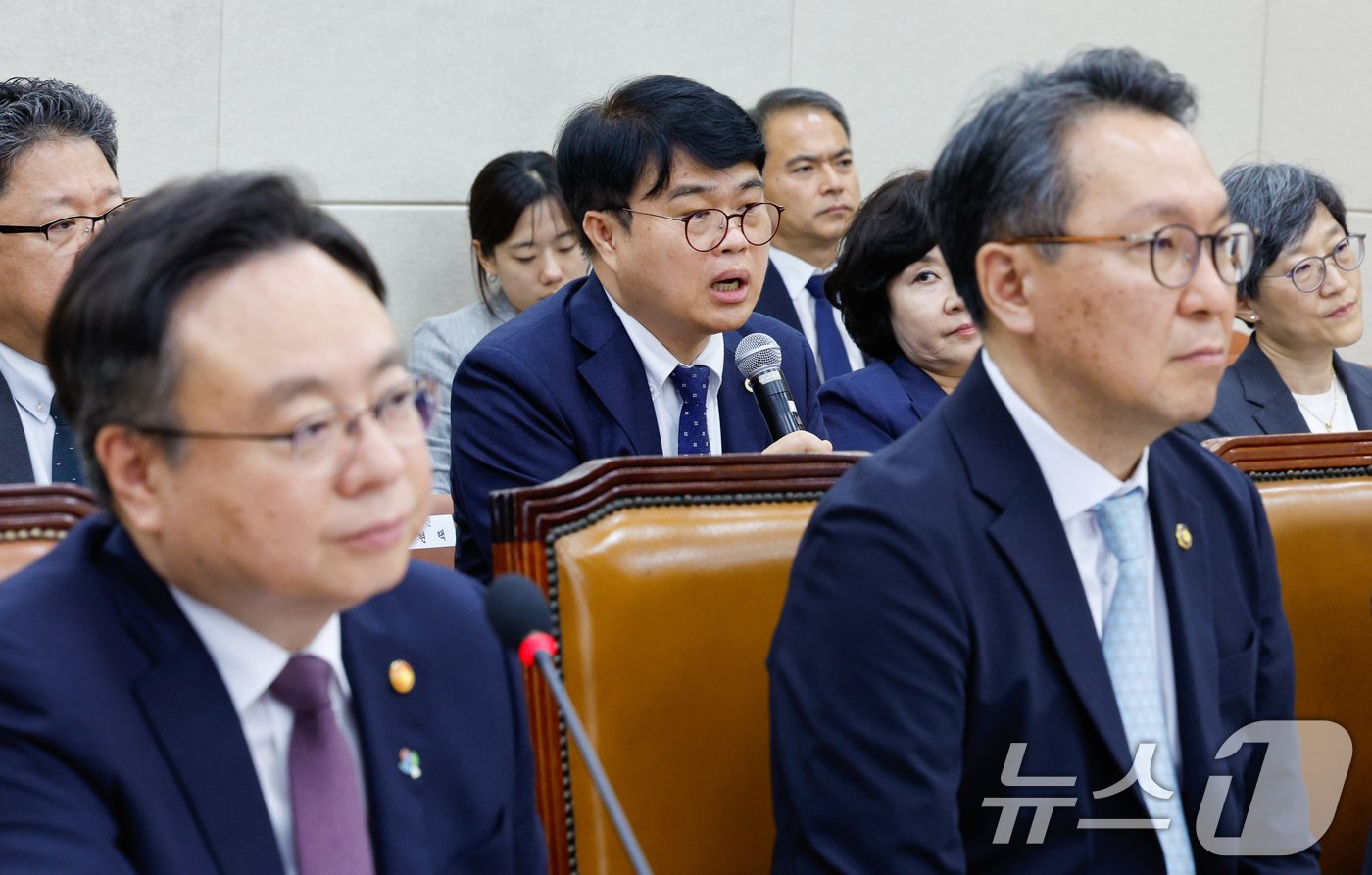 임현택 대한의사협회 회장이 26일 오후 서울 여의도 국회 보건복지위원회 전체회의장에서 열린 의료계 비상상황 관련 청문회에 출석해 의원 질문에 답하고 있다. 앞줄 왼쪽은 조규홍 보건복지부 장관, 오른쪽은 박민수 2차관. 2024.6.26/뉴스1 ⓒ News1 안은나 기자