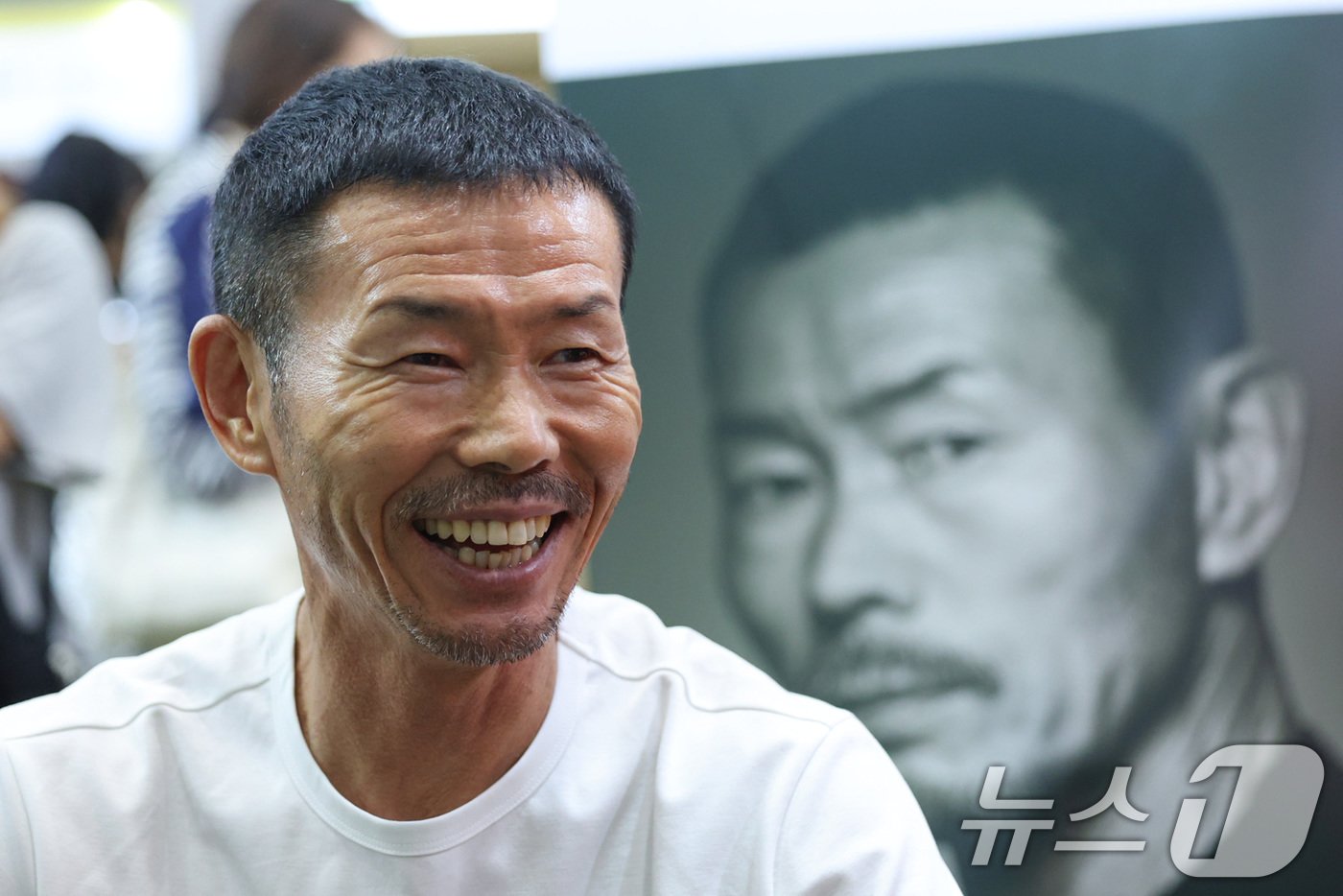 본문 이미지 - 축구선수 손흥민의 아버지인 손웅정 SON축구아카데미 감독이 26일 서울 강남구 코엑스에서 열린 2024 서울국제도서전에서 사인회를 하고 있다.  2024.6.26/뉴스1 ⓒ News1 신웅수 기자
