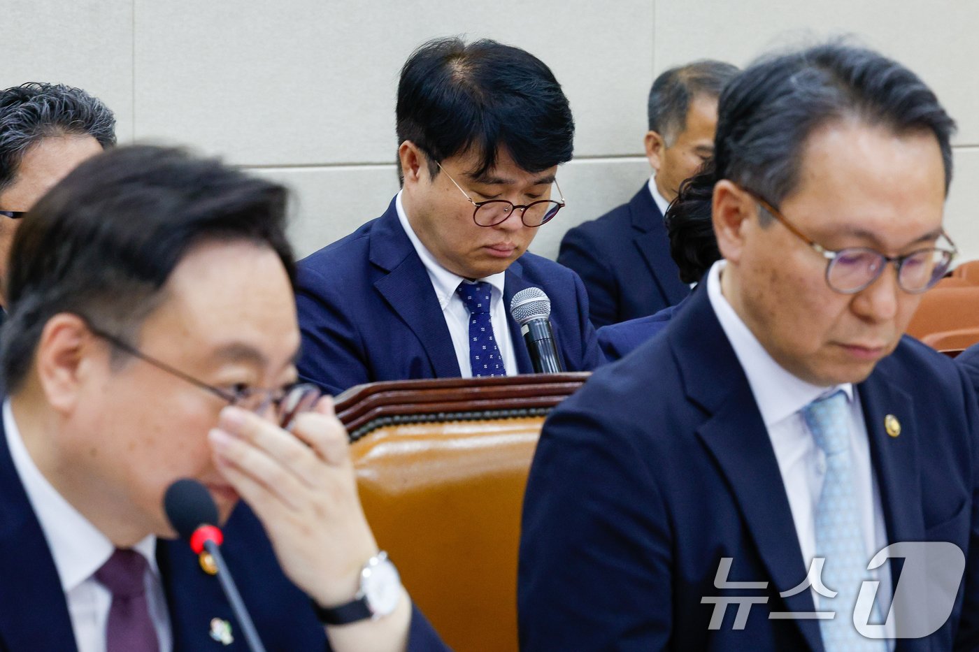 본문 이미지 - 임현택 대한의사협회 회장이 26일 오후 서울 여의도 국회 보건복지위원회 전체회의장에서 열린 의료계 비상상황 관련 청문회에 출석해 의원 질의를 듣고 있다. 앞줄 왼쪽은 조규홍 보건복지부 장관, 오른쪽은 박민수 2차관. 2024.6.26/뉴스1 ⓒ News1 안은나 기자
