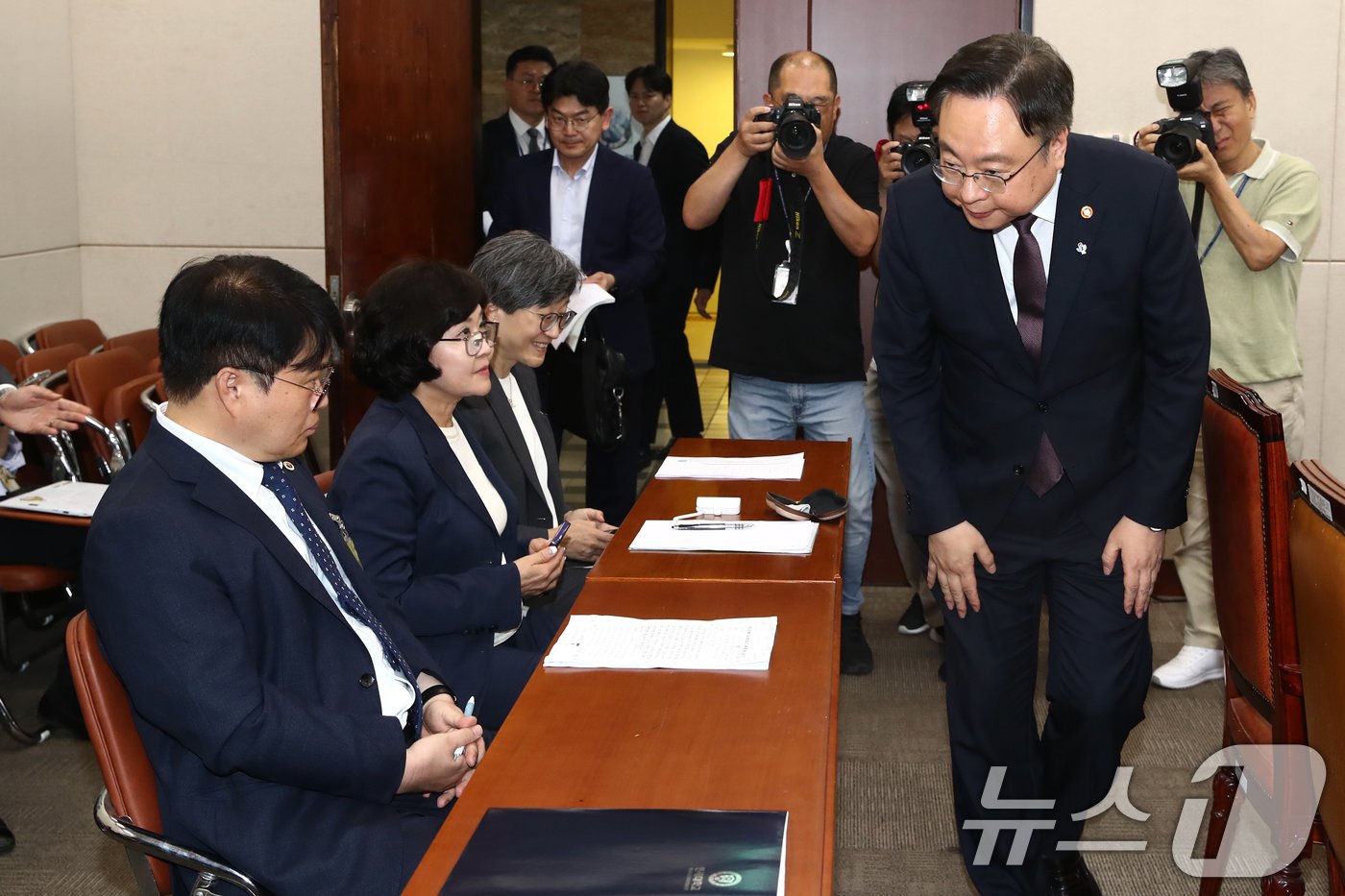 조규홍 보건복지부장관이 26일 오후서울 여의도 국회 보건복지위원회 전체회의장에서 열린 의료계 비상상황 관련 청문회에 증인으로 출석하며 참고인으로 출석한 임현택 대한의사협회장과 어색하게 인사하고 있다. 2024.6.26/뉴스1 ⓒ News1 이광호 기자