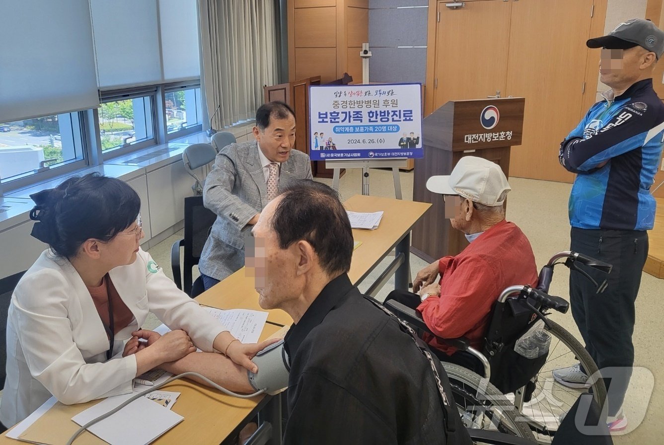 본문 이미지 - 중경한방병원 의료진이 26일 대전지방보훈청에서 무료 진료를 하고 있다. (대전보훈청 제공) /뉴스1