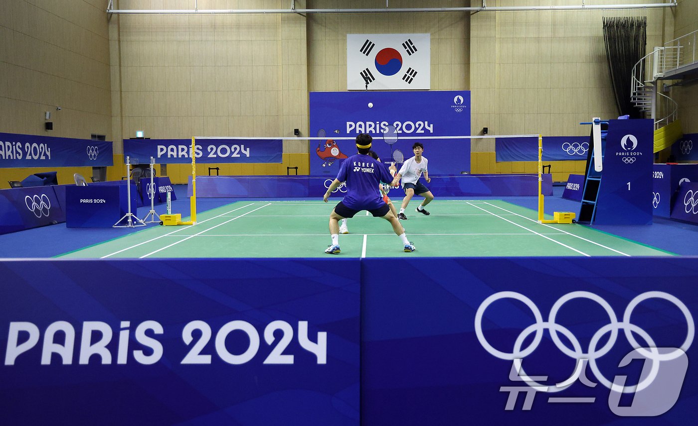 본문 이미지 - 2024 파리하계올림픽을 한 달 앞둔 26일 오후 충북 진천군 광혜원면 선수촌로 진천국가대표선수촌 핸드볼경기장 훈련장에 마련된 배드민턴 국가대표팀 훈련장에서 남자복식 서승재(검은티)와 강민혁 선수가 구슬땀을 흘리며 훈련을 하고 있다. 2024.6.26/뉴스1 ⓒ News1 박정호 기자
