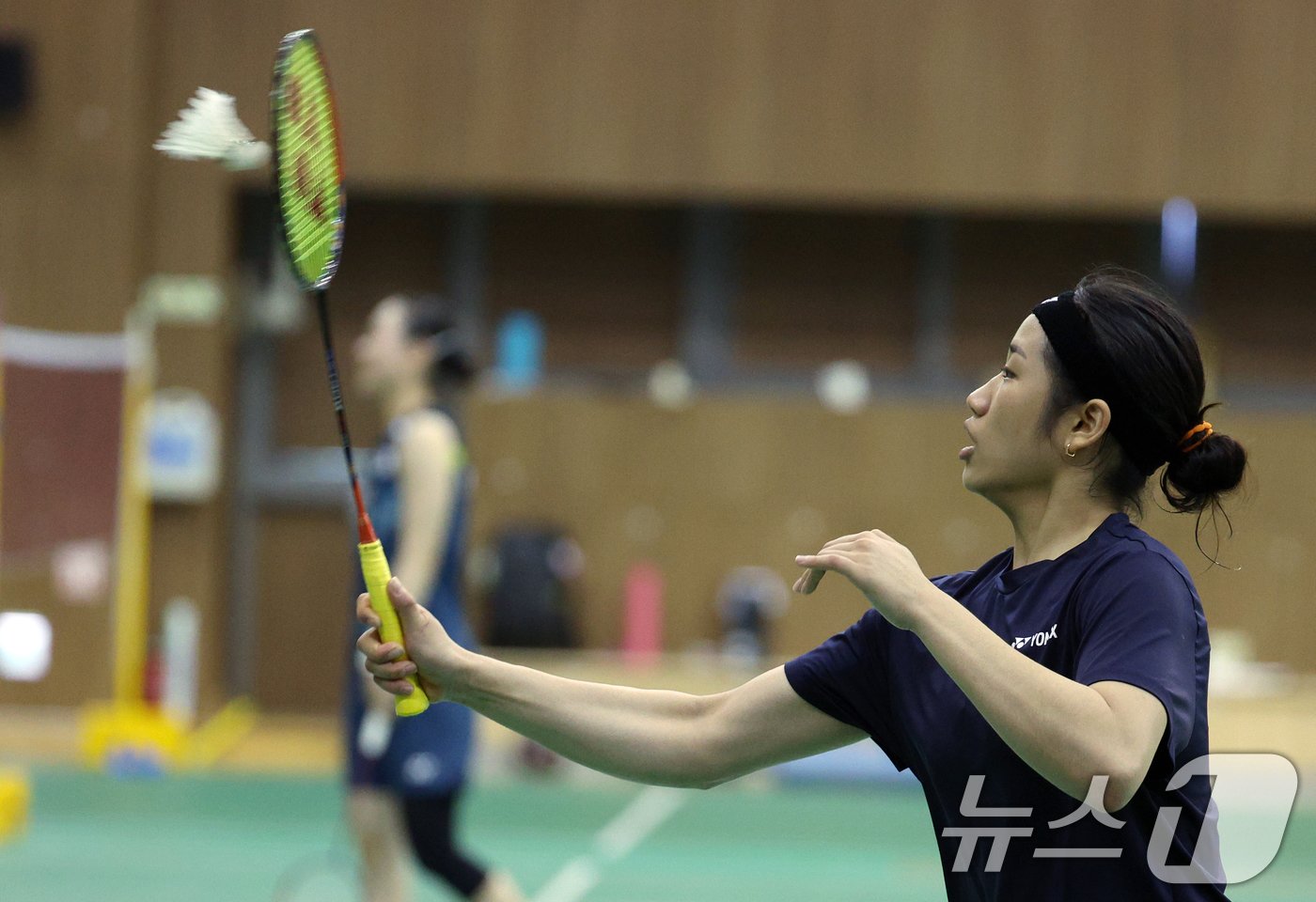 본문 이미지 - 2024 파리하계올림픽을 한 달 앞둔 26일 오후 충북 진천군 광혜원면 선수촌로 진천국가대표선수촌 배드민턴 국가대표팀 훈련장에서 여자단식 안세영 선수가 구슬땀을 흘리며 훈련을 하고 있다. 2024.6.26/뉴스1 ⓒ News1 박정호 기자