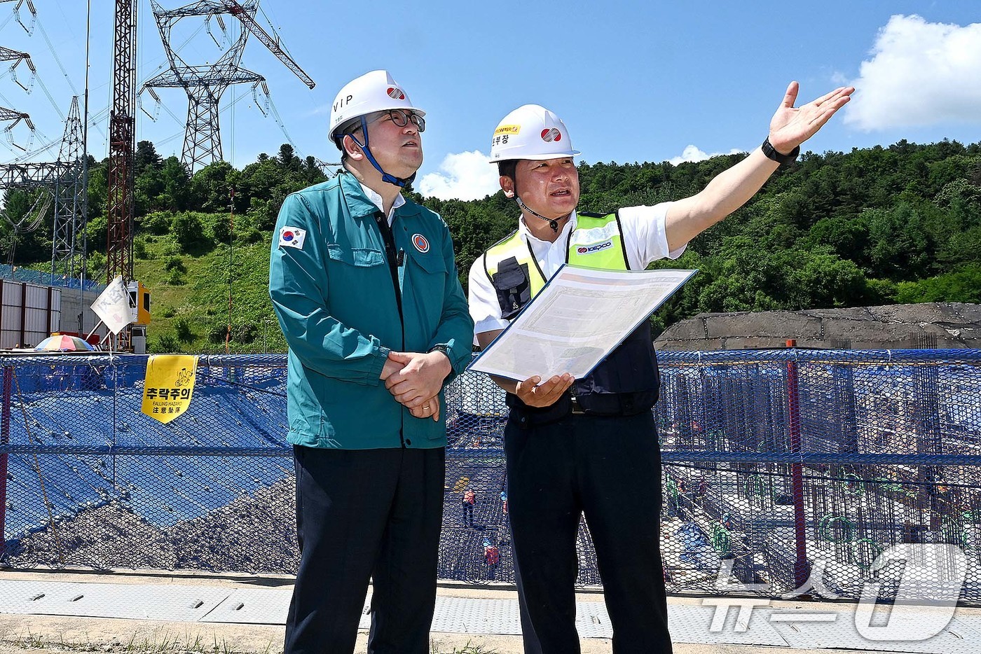 (서울=뉴스1) = 최남호 산업통상자원부 제2차관이 26일 오전 하계 전력수급 대책기간을 맞아 경기도 가평 신가평 변전소를 방문, 전력설비 운영 현장을 점검하고 있다. (산업통상자 …