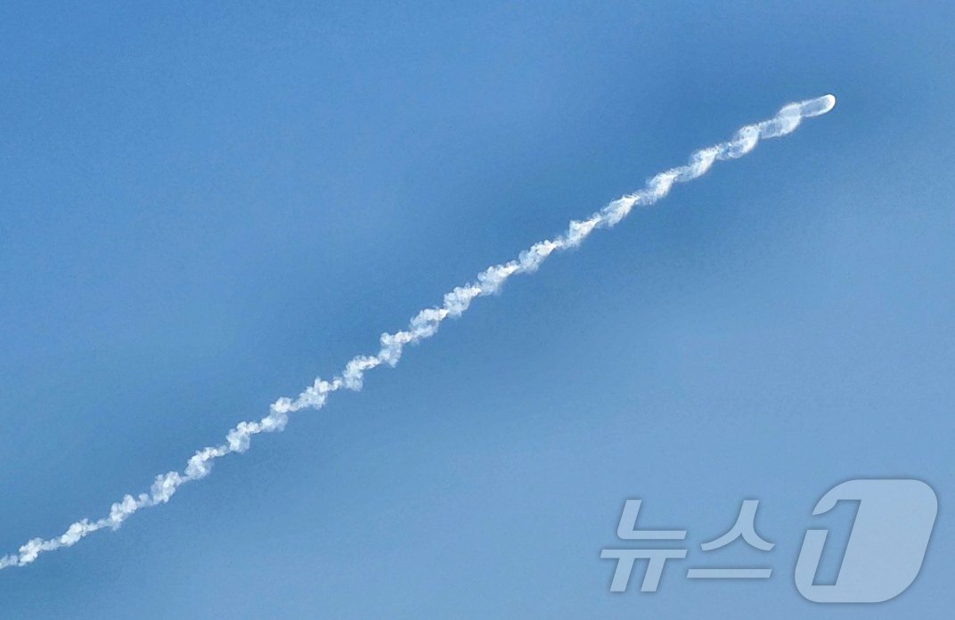 본문 이미지 - 북한이 동해상으로 탄도미사일로 추정되는 발사체를 발사한 가운데 26일 아침, 서울 관악산 국기봉 인근에서 북한이 발사한 탄도미사일 항적운으로 추정되는 미사일 궤적이 포착됐다.(사진가 안순영씨·쿠키뉴스 제공)2024.6.26/뉴스1