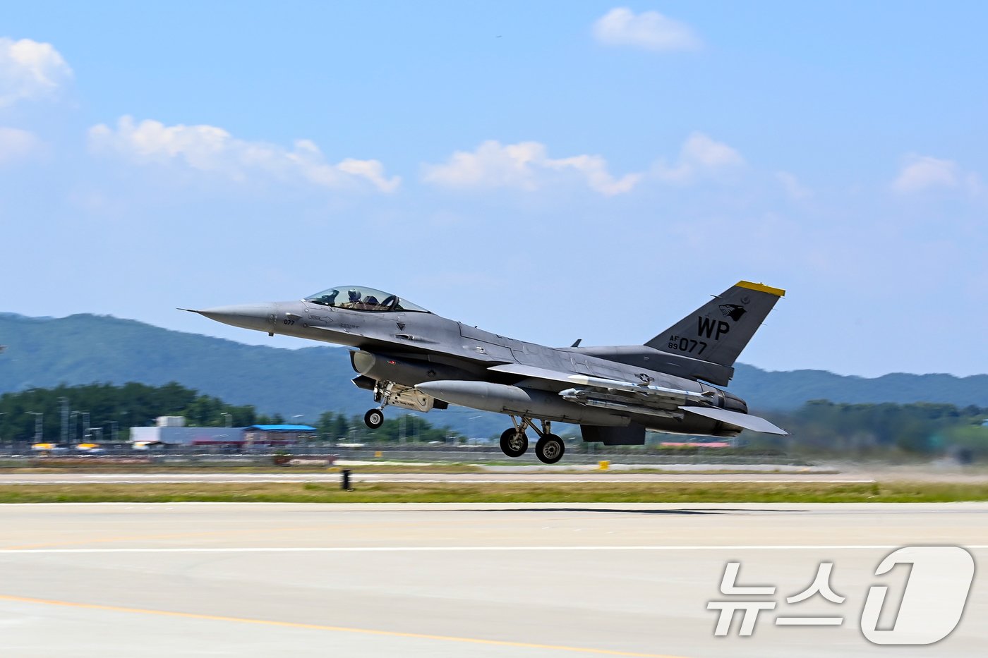 본문 이미지 - 미 공군의 F-16 전투기가 청주기지에서 이륙하고 있다. (공군 제공) 2024.6.26/뉴스1