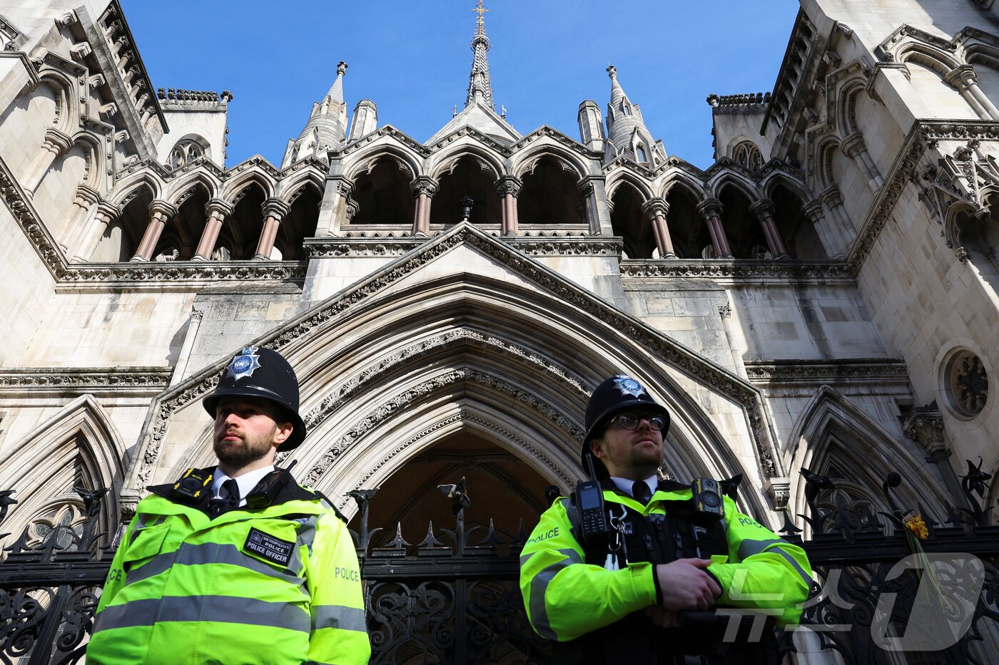 본문 이미지 - 영국 런던 고등법원 밖에서 경찰들이 경비를 서고 있다. 2024.03.26/ ⓒ 로이터=뉴스1