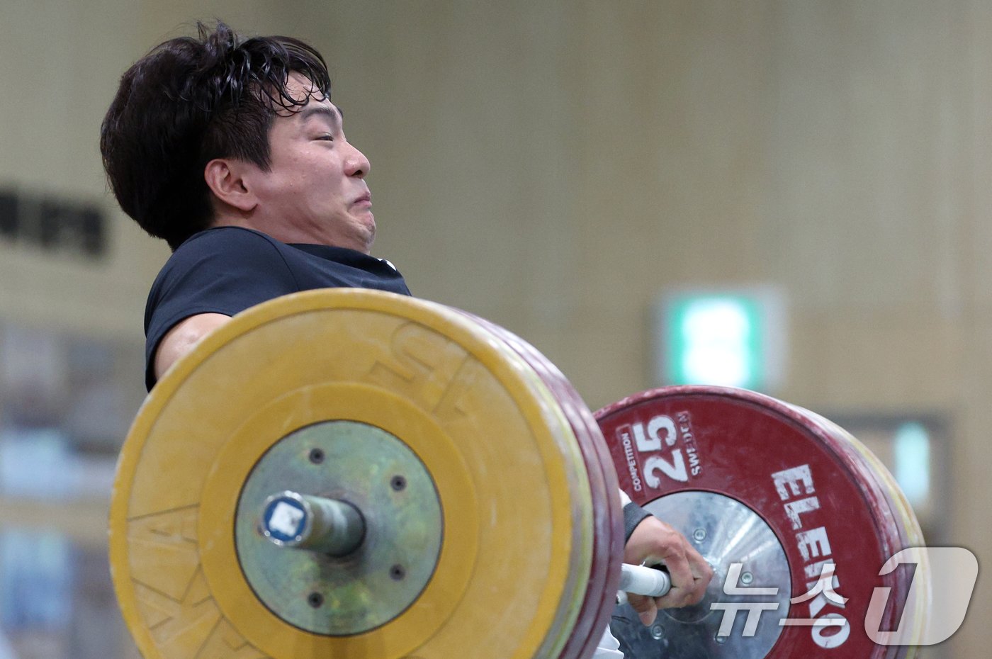 본문 이미지 - 2024 파리하계올림픽을 한 달 앞둔 26일 오후 충북 진천군 광혜원면 선수촌로 진천국가대표선수촌 역도 국가대표팀 훈련장에서 유동주 선수가 구슬땀을 흘리며 훈련을 하고 있다. 2024.6.26/뉴스1 ⓒ News1 박정호 기자
