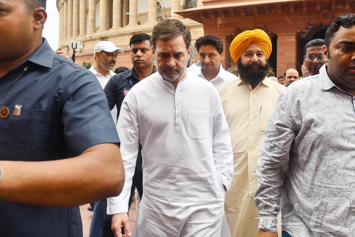 본문 이미지 - 라훌 간디 전 인도국민회의(INC) 총재가 26일 뉴델리 국회의사당에 들어서고 있다. 자와할랄 네루 인도 초대 총리의 증손자이자. 할머니 인디라 간디 총리, 아버지 라지브 간디 총리 등 가문의 후광을 잇지 못해 '속빈 강정' 소리를 듣던 그가 3번의 낙선끝에 이번 총선서 승리하며 다시금 정계의 핵으로 떠올랐다. 2024.06.26 ⓒ AFP=뉴스1 ⓒ News1 임여익기자