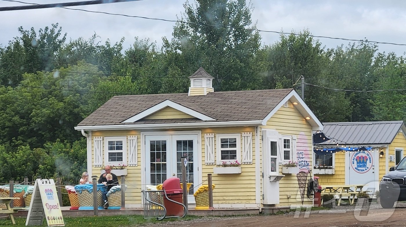 본문 이미지 - 여름에만 문을 여는 아이스크림 가게는 캐나다 곳곳에 있으며, 이 가게들은 주로 캐나다인들 사이에서 큰 인기를 끌고 있다. 가격은 4천원부터 시작해서 주문에 따라 다르다. 2024.06.25/ ⓒ 뉴스1 김남희 통신원