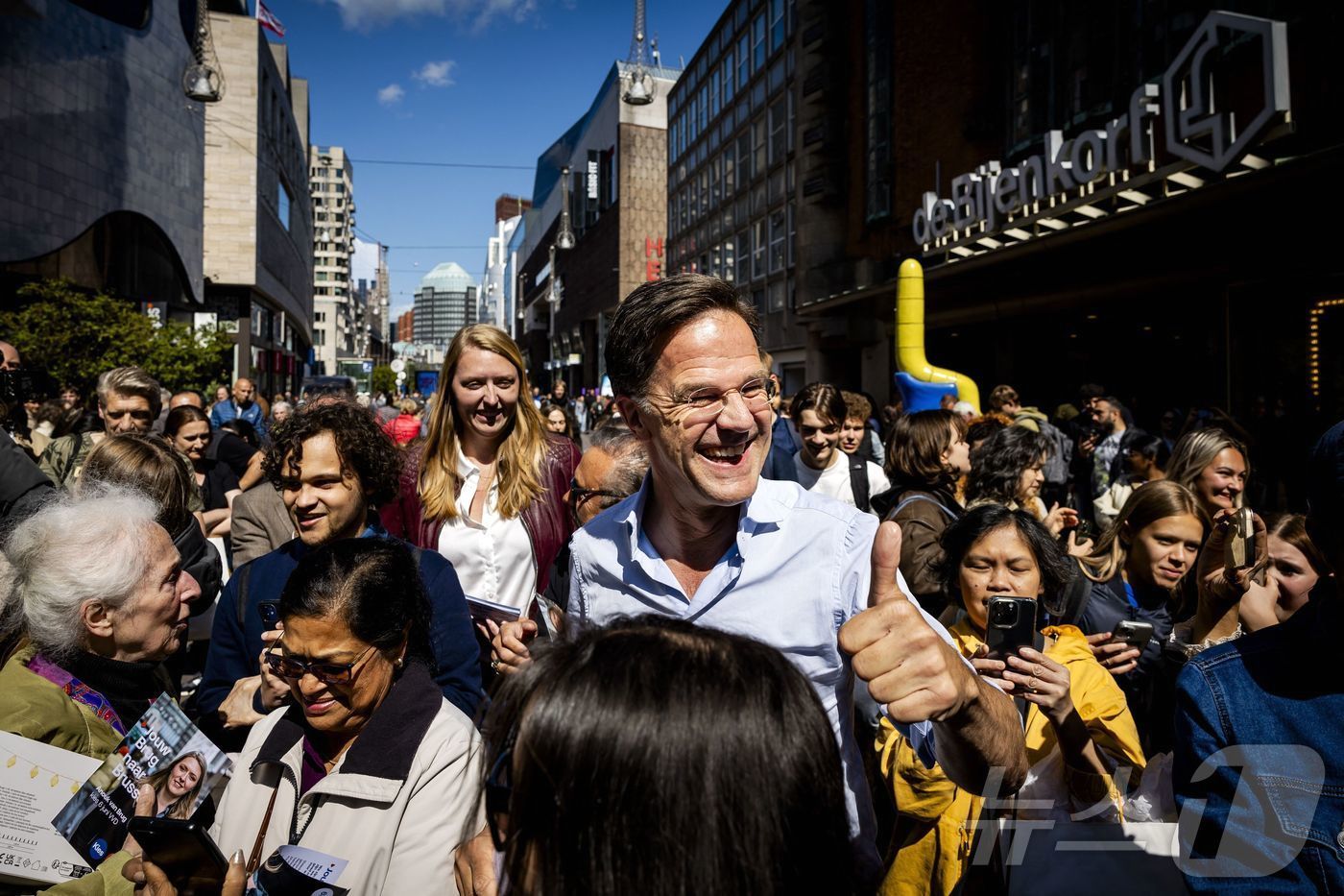 본문 이미지 - 5일(현지시간) 네덜란드 헤이그 거리에서 마르크 뤼터 총리가 지지자들에게 엄지를 치켜들고 있다. 2024.06.05/ ⓒ AFP=뉴스1 ⓒ News1 권진영 기자