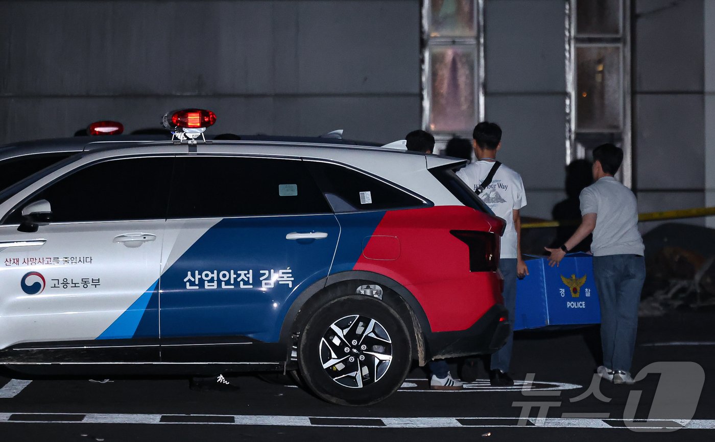 26일 오후 경기 화성시 서신면 일차전지 업체 아리셀 공장에서 압수수색에 나선 경찰 등 관계자들이 압수품을 옮기고 있다. 2024.6.26/뉴스1 ⓒ News1 김도우 기자