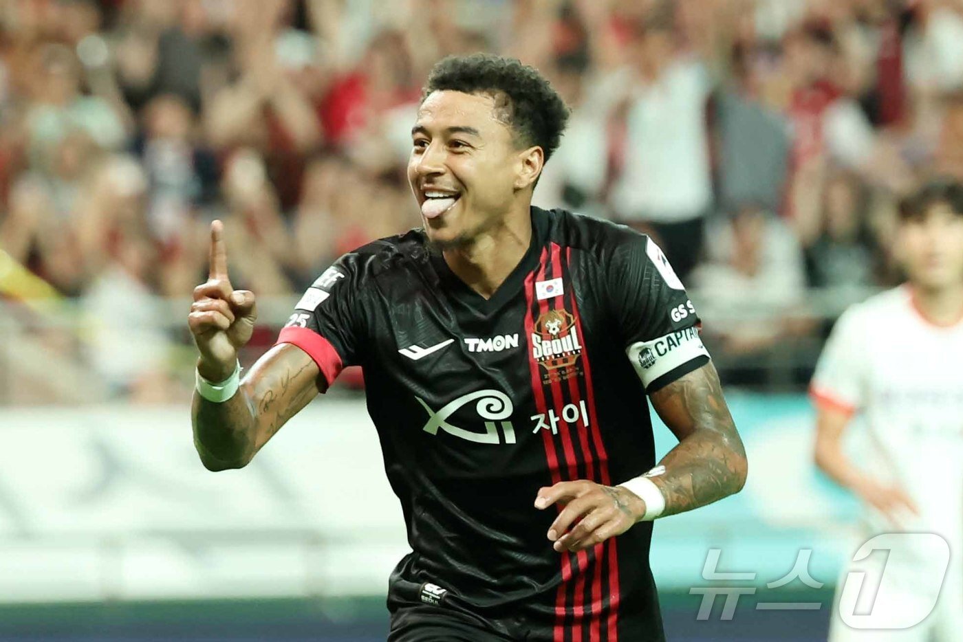 본문 이미지 - 26일 오후 서울 마포구 서울월드컵경기장에서 열린 프로축구 '하나은행 K리그1 2024' FC 서울과 강원 FC의 경기에서 서울 린가드가 페널티킥을 성공시킨 뒤 기뻐하고 있다. 2024.6.26/뉴스1 ⓒ News1 민경석 기자