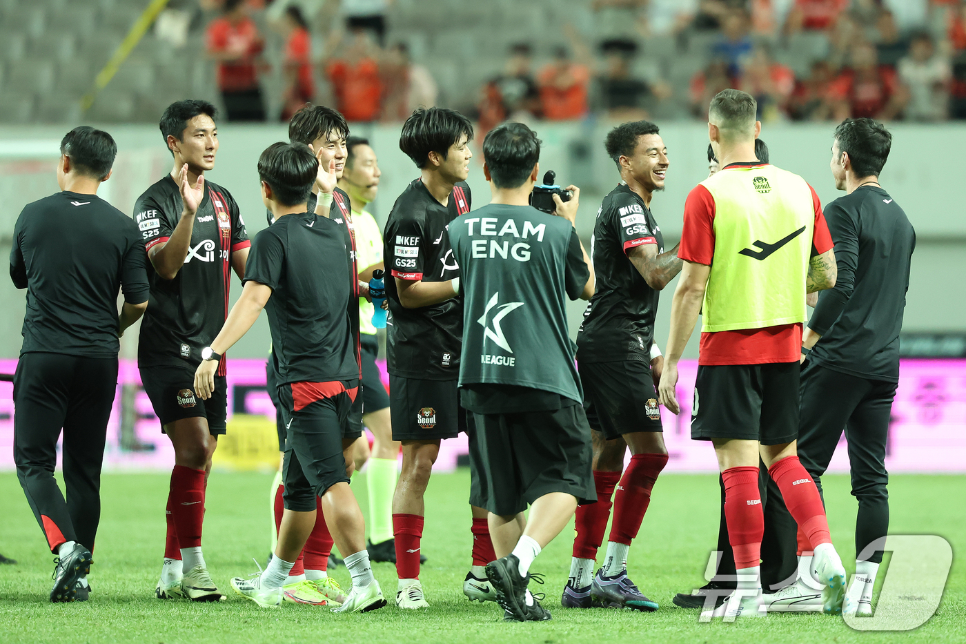 (서울=뉴스1) 민경석 기자 = 26일 오후 서울 마포구 서울월드컵경기장에서 열린 프로축구 '하나은행 K리그1 2024' FC 서울과 강원 FC의 경기에서 2대0으로 승리를 거둔 …