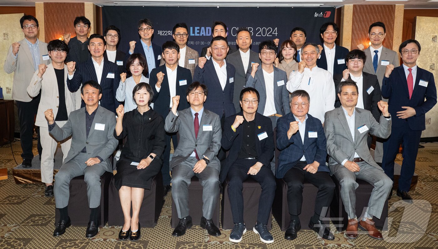 본문 이미지 - 이영섭 뉴스1 대표이사와 박주민 국회 보건복지위원장, 이병건 지아이이노베이션 회장을 비롯한 참석자들이 27일 서울 중구 롯데호텔에서 열린 제22회 바이오 리더스 클럽에서 기념 촬영을 하고 있다. 2024.6.27/뉴스1 ⓒ News1 유승관 기자