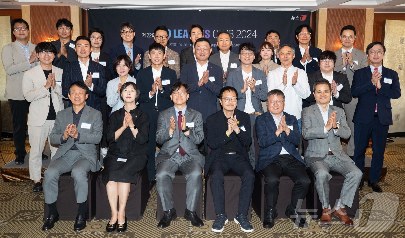 본문 이미지 - 이영섭 뉴스1 대표이사와 박주민 국회 보건복지위원장, 이병건 지아이이노베이션 회장을 비롯한 참석자들이 27일 서울 중구 롯데호텔에서 열린 제22회 바이오 리더스 클럽에서 기념 촬영을 하고 있다. 2024.6.27/뉴스1 ⓒ News1 유승관 기자