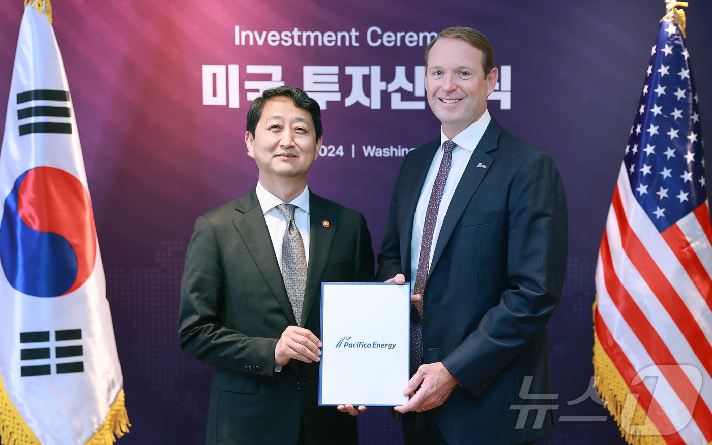 (서울=뉴스1) = 안덕근 산업통상자원부 장관이 26일(현지시간) 미국 워싱턴 D.C. 웨스틴호텔에서 열린 '미국기업 대한 투자신고식'에서 네이트 프랭클린 퍼시피코에너지 회장에게 …