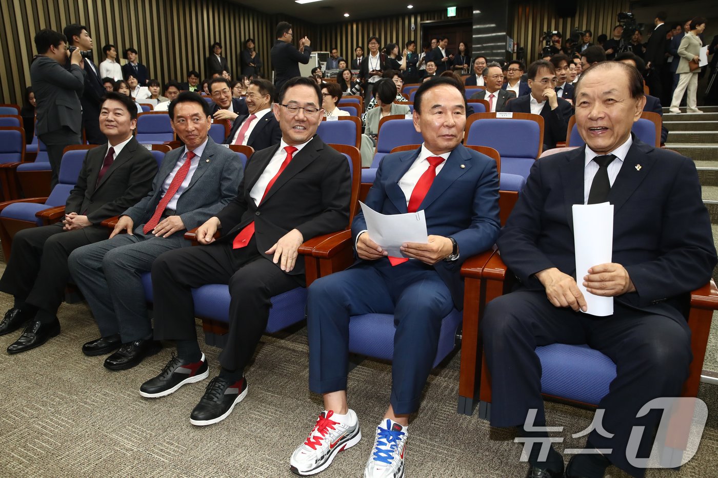 본문 이미지 - 황우여 국미의힘 비상대책위원장이 27일 오전 서울 여의도 국회에서 열린 제22대 국회 전반기 당 국회부의장, 상임위원장 후보자 선출을 위한 의원총회에서 후보들과 나란히 앉아 있다, 오른쪽부터 황 비대위원장, 박덕흠, 주호영 국회부의장 후보, 김석기, 안철수 외교통일위원장 후보. 2024.6.27/뉴스1 ⓒ News1 이광호 기자
